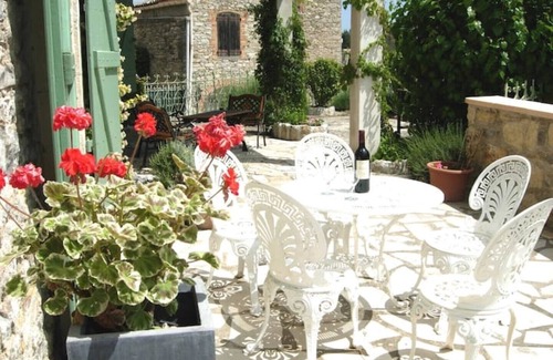 Issor House | Spacious Provençal style house with private entry and garden