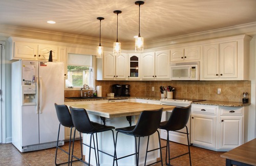 Muscle Shoals House | Spacious Quaint Two Kings Boathouse 8 miles to RTJ