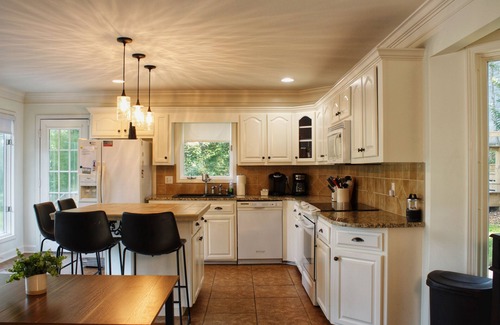 Muscle Shoals House | Spacious Quaint Two Kings Boathouse 8 miles to RTJ