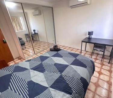 Lurnea House | Spacious Queen Room with Air Conditioning - L1