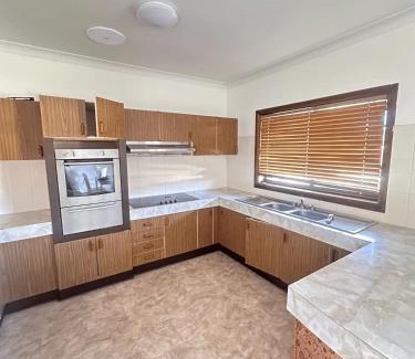 Lurnea House | Spacious Queen Room with Air Conditioning - L1