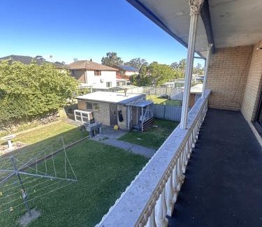 Lurnea House | Spacious Queen Room with Air Conditioning - L1