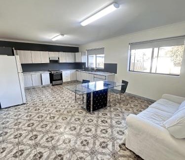 Lurnea House | Spacious Queen Room with Air Conditioning - L1
