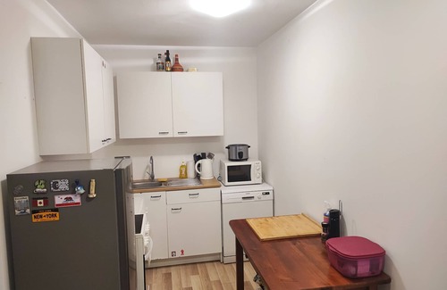 Favoriten Apartment | Spacious + quiet 65m2 Apartment Balcony, Terrace, Swimming Pool, fully furnished