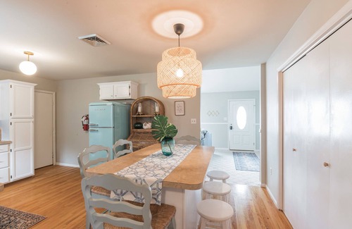 Cape May Court House House | Spacious ranch 65” 4K tv deck, grill, fire pit fenced yd , office, baby gear