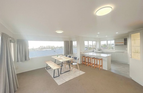 Lynmore House | Spacious Redwood Retreat with Lake Views OPEN NOW
