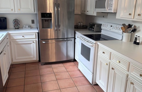 Brookhollow House | Spacious & relaxing Mid Century 3 bedroom house with a nice patio