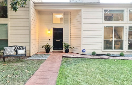Brookhollow House | Spacious & relaxing Mid Century 3 bedroom house with a nice patio