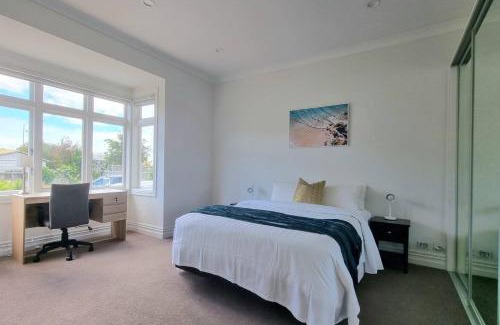 Greenlane - Ellerslie House | Spacious Remuera Bungalow with Parking and Aircon