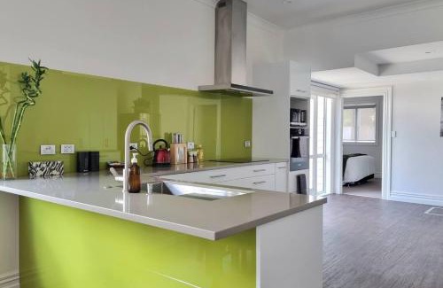 Greenlane - Ellerslie House | Spacious Remuera Bungalow with Parking and Aircon