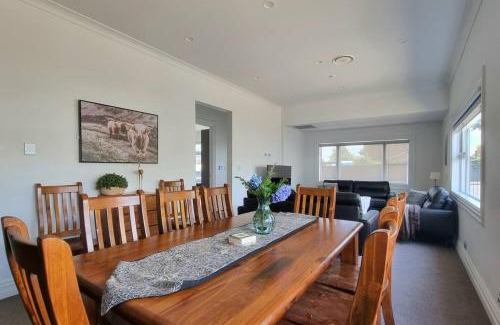 Greenlane - Ellerslie House | Spacious Remuera Bungalow with Parking and Aircon
