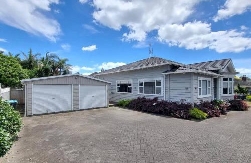Greenlane - Ellerslie House | Spacious Remuera Bungalow with Parking and Aircon