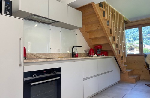Samoens Ski Chalet | Spacious Renovated Chalet Near Shops, Ski Bus & Lake! Sleeps 8, Pet-Friendly, Garage Included