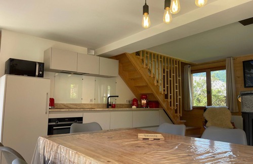 Samoens Ski Chalet | Spacious Renovated Chalet Near Shops, Ski Bus & Lake! Sleeps 8, Pet-Friendly, Garage Included
