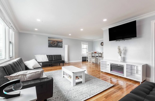 Queens House | Spacious Renovated Home by JFK/Train to NYC