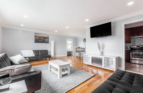 Queens House | Spacious Renovated Home by JFK/Train to NYC