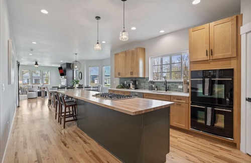 Cheyenne House | Spacious Retreat 5BR | 4BA, 2 Kitchens + Game Room