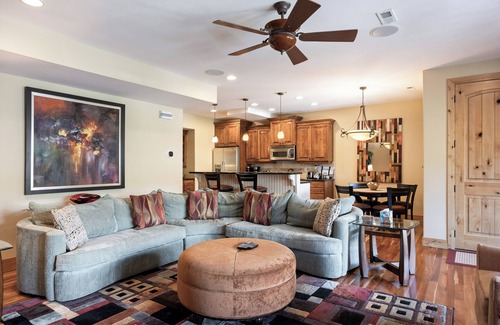 Canyon Links House | Spacious Retreat: Sleeps 7, Minutes to Skiing, Private Hot Tub, Scenic Views, Ultimate Relaxation!