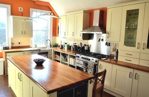 Matlock House | Spacious Retreat with River Views n/Peak District