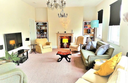 Matlock House | Spacious Retreat with River Views n/Peak District