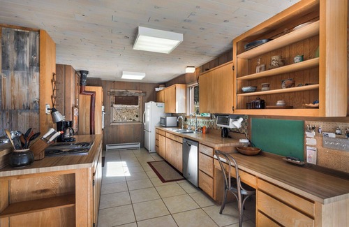 Creede House | Spacious Retro Mountain Getway - ATV Parking - Amazing Views