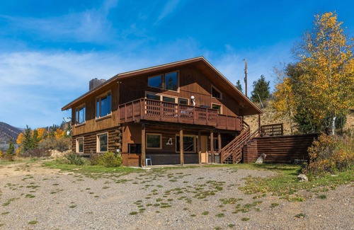 Creede House | Spacious Retro Mountain Getway - ATV Parking - Amazing Views