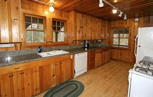 Strawberry House | Spacious Riverfront Cabin Rental Perfect for Large Groups near Sonora, California