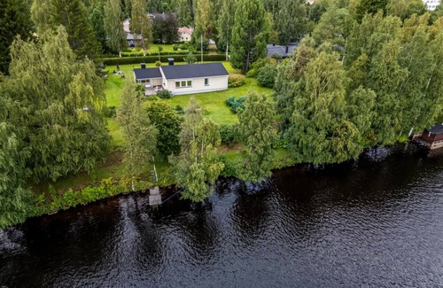 Rovaniemi House | Spacious Riverside House with Private Sauna & Free Parking