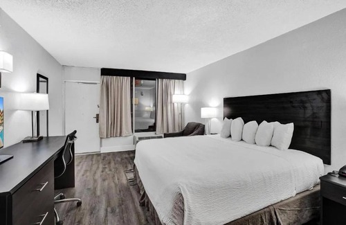 Downtown Hollywood Hotel | Spacious room for Perfect Weekend Escape! Steps away from Hollywood Boardwalk