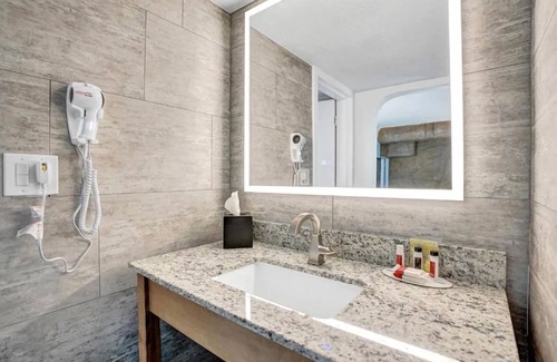Downtown Hollywood Hotel | Spacious room for Perfect Weekend Escape! Steps away from Hollywood Boardwalk