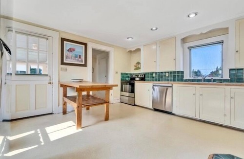 Martinsville Other | Spacious Seaside Farmhouse Retreat – Sleeps 16