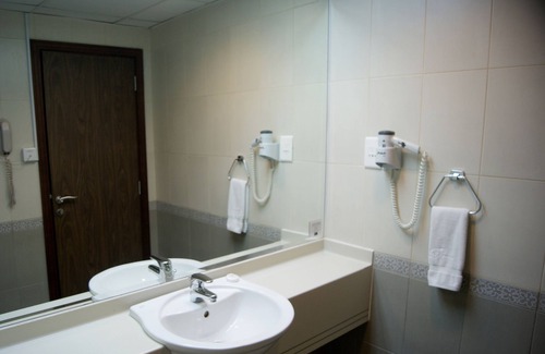 Dubai Bed & Breakfast | Spacious serviced 1BR Al Muhaisnah 5' to airport