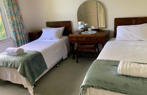 Castle Cove House | Spacious single level house surrounded by Nature Reserve and coastal bush walks