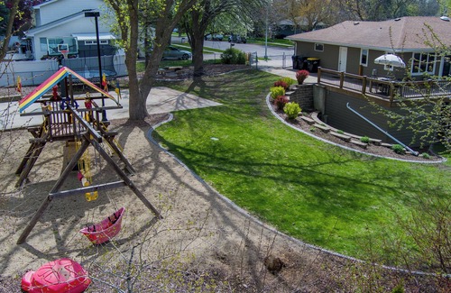 Sioux Falls House | Spacious Sleeps 18+ 6-bedroom house with movie theatre, sports court, huge yard