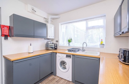 Wolverhampton House | Spacious - Sleeps 7 - Pantry & Fridge Essentials - Contractors - Leisure