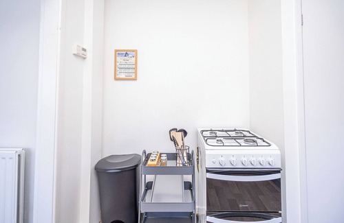 Wolverhampton House | Spacious - Sleeps 7 - Pantry & Fridge Essentials - Contractors - Leisure