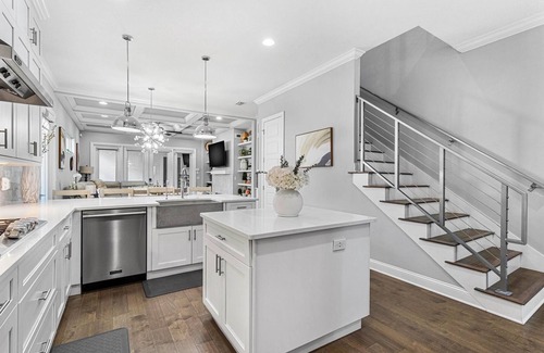 Historic Hyde Park North House | Spacious SoHo Sanctuary - 4 bedroom TH near Bayshore, Berns & the Epicurian