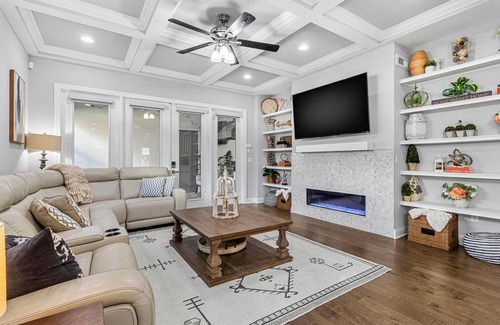 Historic Hyde Park North House | Spacious SoHo Sanctuary - 4 bedroom TH near Bayshore, Berns & the Epicurian