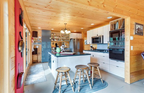 Ridgeway House | Spacious Soldotna Home w/Mackey Lake Views!