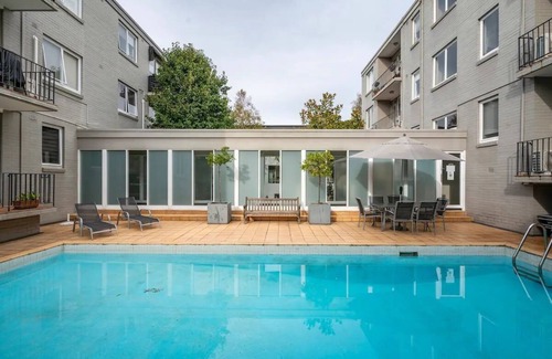 South Yarra Apartment | Spacious South Yarra apartment with pool and private car park.