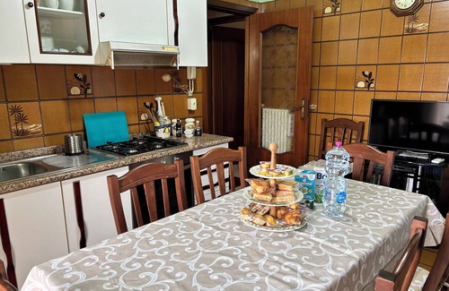 Riposto Apartment | Spacious stay 5 mins from the sea, between Etna & Taormina, free Wi-Fi & parking