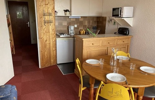 Orcieres-Merlette Apartment | Spacious Studio for 4, South-Facing, 20m from Slopes, Close to Shops and Sports Center