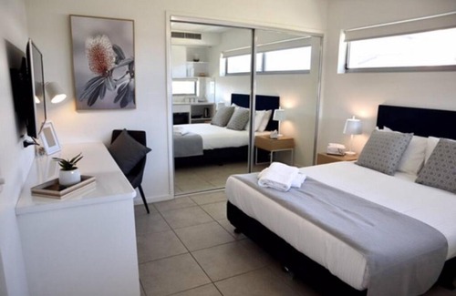 Birtinya Apartment | Spacious Studio Apt opp Hospital