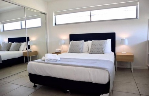 Birtinya Apartment | Spacious Studio Apt opp Hospital
