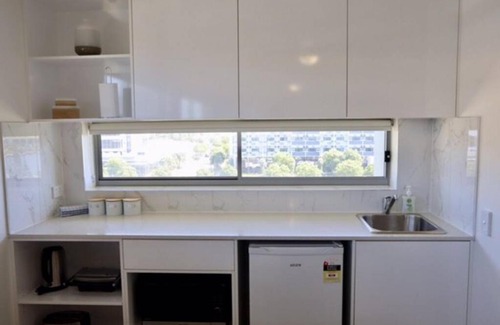 Birtinya Apartment | Spacious Studio Apt opp Hospital