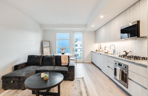 Los Angeles Apartment | Spacious Studio - Hollywood Pool, Parking, Sauna