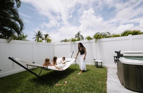 Coral Heights House | Spacious Studio in the Heart of FTL Hot Tub