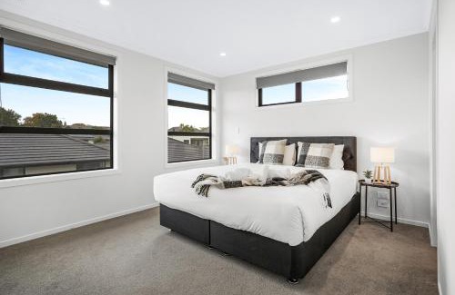 Hamilton House | Spacious Stunner! Central, King Bed -By KOSH BNB