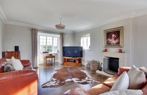 Cranbrook House | Spacious Stylish Modern House - Sleeps 8 4BR