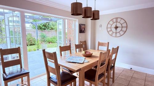Cranbrook House | Spacious Stylish Modern House - Sleeps 8 4BR